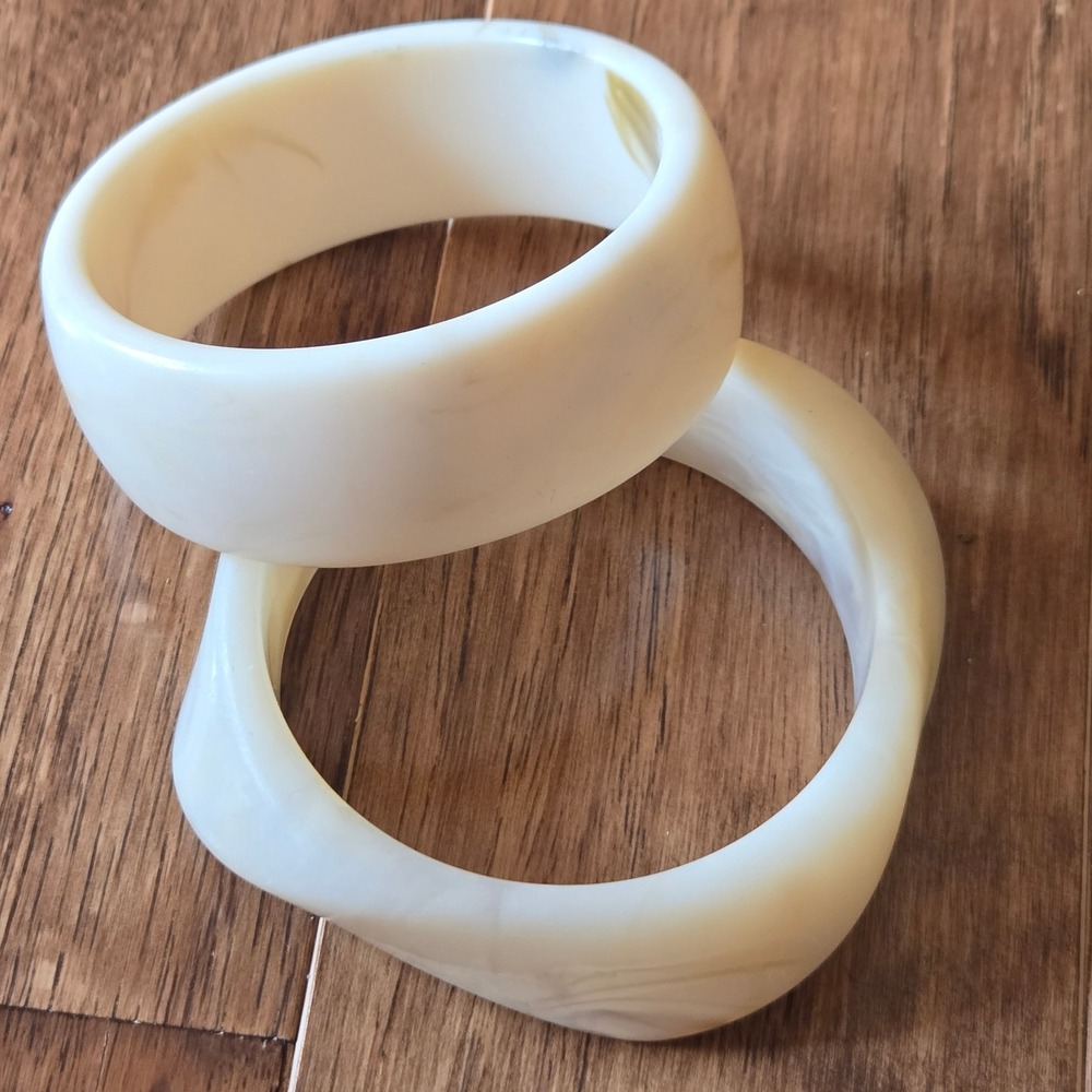 Vintage Style Cream Marbled Resin Bangle Bracelet Set Wavy Rounded Off White